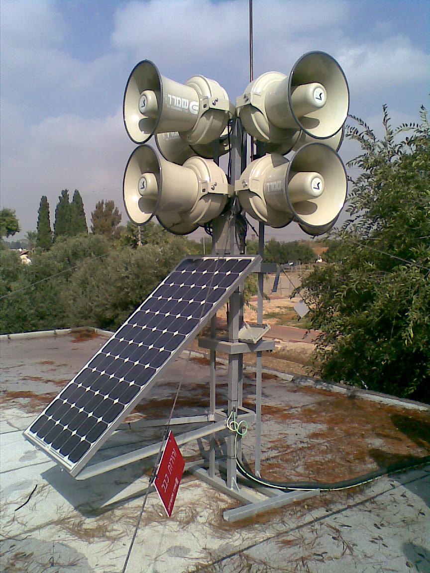מערכת צופרים של שמרד מערכות אלקטרוניקה על גג, עם לוח סולארי